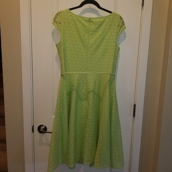 Kaspar Spring Green Crochet Lace Dress with Belt 8 - Picture 5 of 8